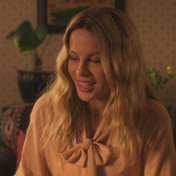 Chloé Bow-Tie Wool Knit Sweater worn by Kate Beckinsale - Picture 5 of 13